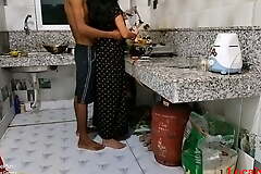 Indian Desi maid kitchen main khana bna rhi thi budhe suppliant ne thok di