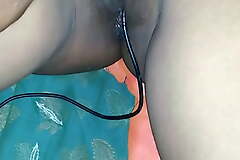 Desi village bhabhi ki chut faad di belan daal kar