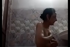 Horny Indian Mummy Bathing Selfie video shared with SSX fans