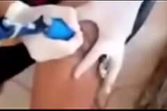 Indiano lelé da cuca faz tatuagem na perna