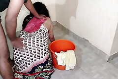 Maid floor cleaning karte samay malik uska land pe khujli hai bolke achase chut ka chudai kiya
