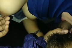 Jilbab biru nyepong kontol pacar
