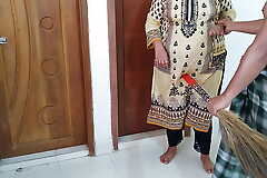 (Desi Priya Aunty ko Jabardast Choda) Tamil Dairty BBW priya Aunty Fucked By Her Devar while sweeping Room - Hindi Audio