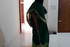 (Boss ke bete ne naukrani se mast chudai) Fuck desi maid Simran Bhabhi wearing saree Huge Boobs & Ass - Hindi Audio