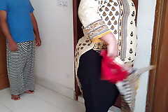 Red Color Bra bechne vale ne Tamil hot aunty ko chodne par majbor kiy (Indian chap-fallen aunty shafting with bra seller) CumSho