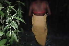 Jungle mein bhabhi ko bathroom karane le jakar chudai ki