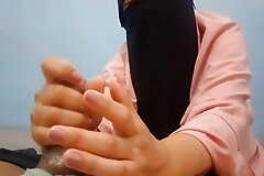 Hijab girl handjob to a considerable extent