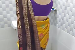 Yellow Saree Mein Apni ko Nahate Dekh Kr Raha Nahi Gya Forth Unko Bathroom Mein Greetings Ghus Kar Tang Utha Kr Choda