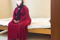 Going to bed a Chubby Muslim mother-in-law crippling a red burqa & Hijab
