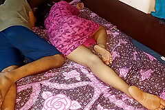 Fut Gyi Amma Ki Burr, Desi Boy Share Bed With Stepmom In Dirty Hindi Voice