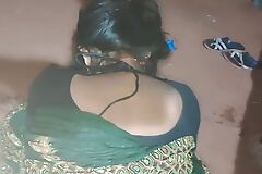 Biwi gai Bahar Padosan Ko Bulaya chodne ke liye kamre mein