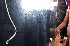 magrinho arrumando chuveiro gostosa branquinha dá em cima     Bastidores   (Completo No Red)
