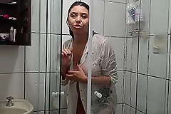 Sarah Rosa │ Lavando o Banheiro
