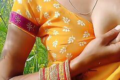 Indian outdoor milk sex Beauty ne khet me jakar maja Kiya