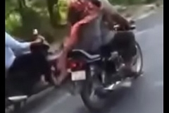 Sardarni ne bike par sardar ki muthi mari
