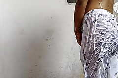 Bhabhi ki mast jawani dekh sasur ji ne apna launda hila full nude bathing indian bhabhi