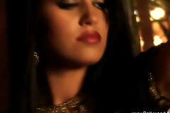 Exotic Indian babe Loving Sensual Movements And Experience