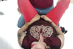 Raat me akeli bhabhi ke dever ne romance bhari baat ki aur pel diya