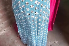 bhabhi khana banane ke time peshab kar diya