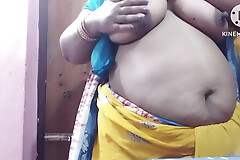Desi aunty showing her big boobs to her day with hindi audio sex talk