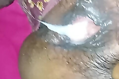 37 sal ki padosi bhabhi ko raat mein jakar chudai karke aaya