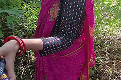 Gaon ki bhabhi ko jungle mein le jakar Hindi mein chudai ki